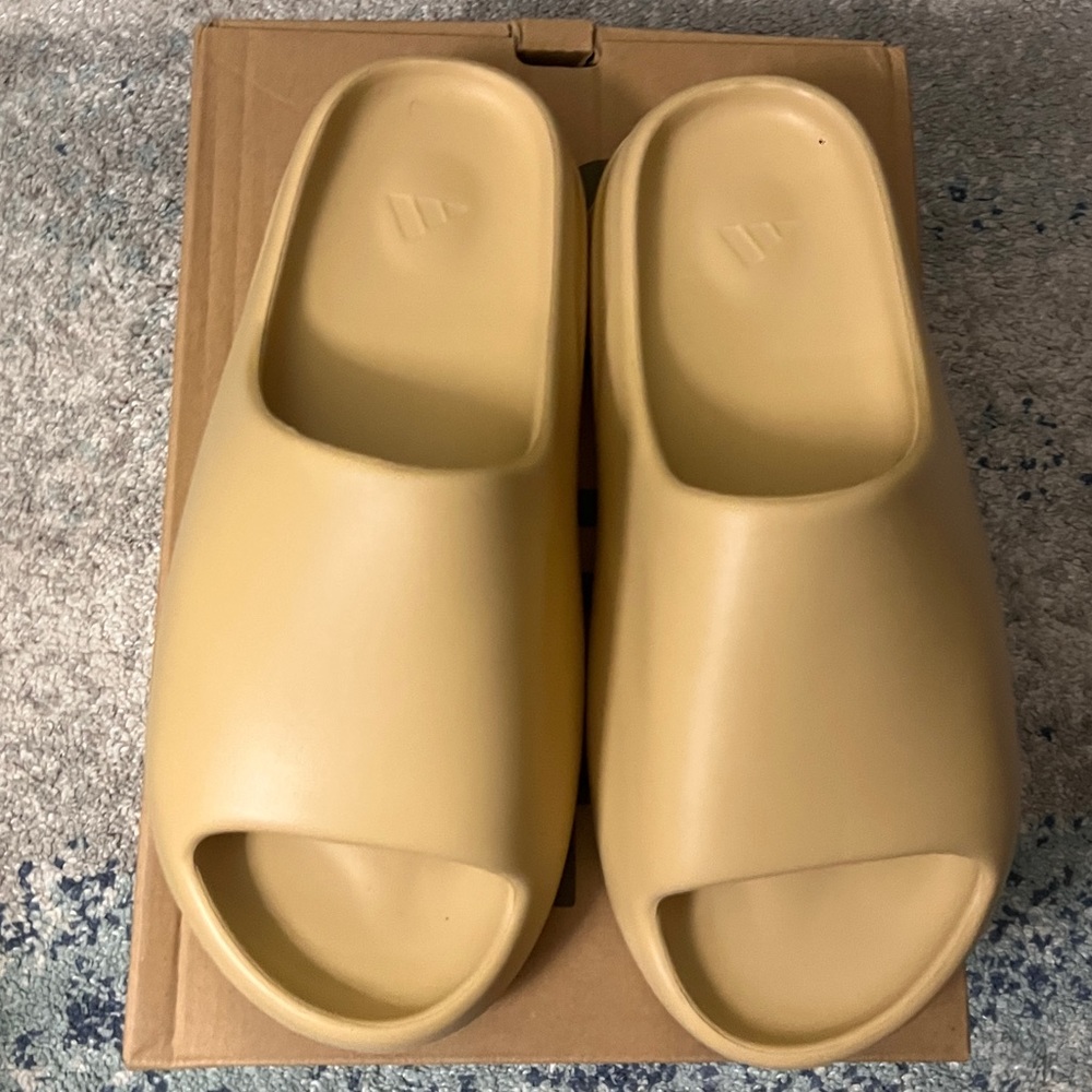 Yeezy slides  (11)